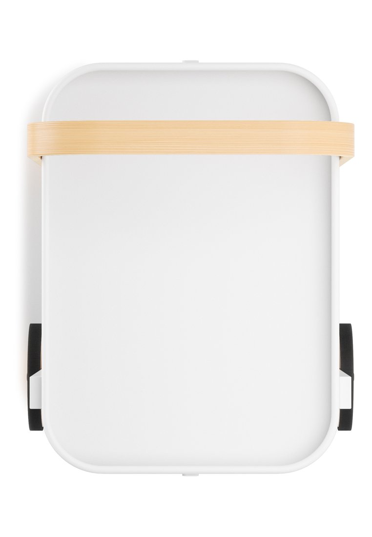 Rechteckiger Mülleimer in Weiß mit einem Holzband. Verfügt über schwarze Griffe an den Seiten für einfachen Transport. Glatte, matte Oberfläche.