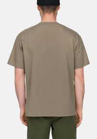 Oliven grøn kortærmet t-shirt lavet af bomuld. Enkel rund halsudskæring og en afslappet pasform. Ingen synlige mønstre eller grafik.