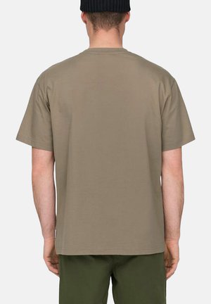Oliven grøn kortærmet t-shirt lavet af bomuld. Enkel rund halsudskæring og en afslappet pasform. Ingen synlige mønstre eller grafik.