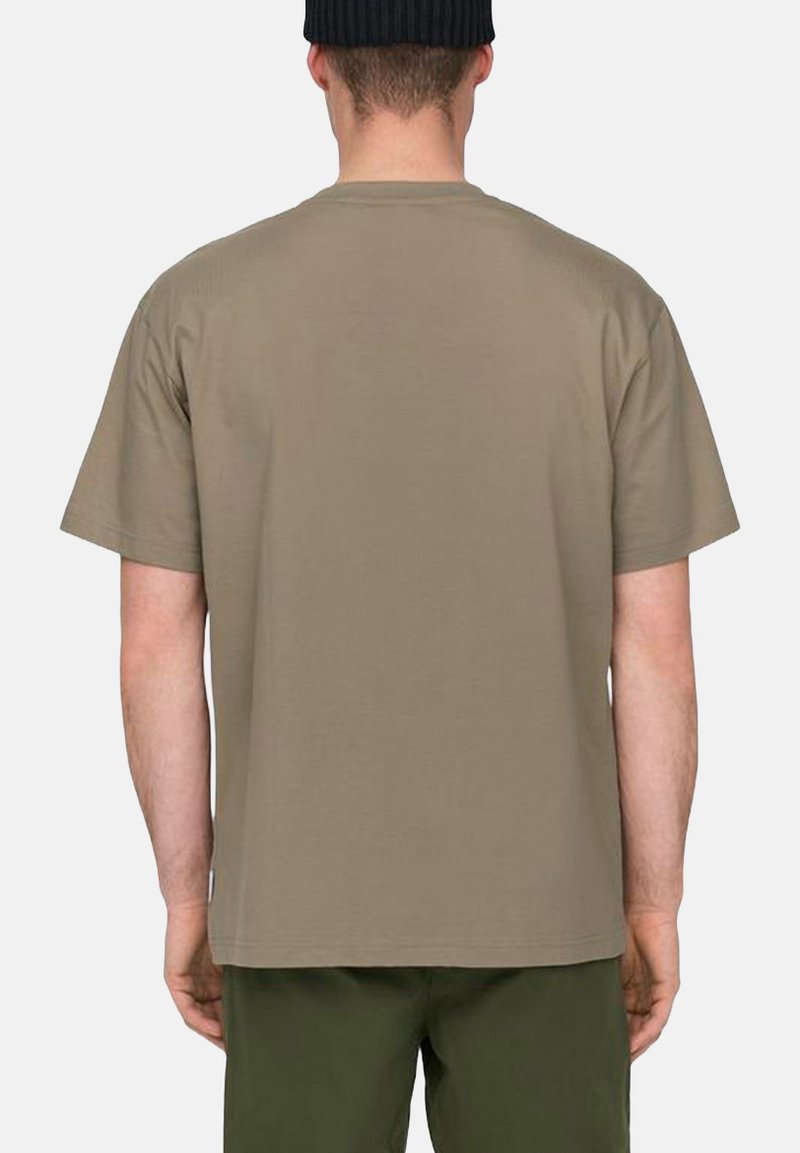 Oliven grøn kortærmet t-shirt lavet af bomuld. Enkel rund halsudskæring og en afslappet pasform. Ingen synlige mønstre eller grafik.