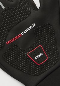 Sorte hansker laget av et glatt materiale har teksturerte, prikkede detaljer og røde aksenter. Merket "ROSSOCORSA" og "CDS" er trykt i kontrastfarger.