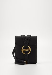 Černá crossbody taška vyrobená z umělé kůže, s pozlaceným kulatým kováním s textem "LOVE MOSCHINO" a nastavitelným popruhem.