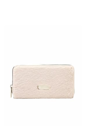 Cartera rectangular beige claro con cremallera, textura suave de piel sintética y pequeña placa metálica de la marca en el centro.