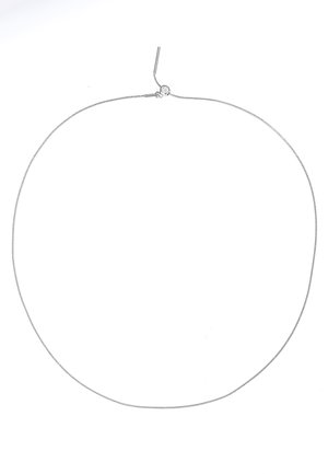 Dünne silberne Halskette mit gleitendem verstellbarem Verschluss vor weißem Hintergrund.