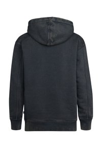 Zwarte hoodie met een zachte, textuurrijke stof. Heeft ribgebreide manchetten en zoom, zichtbare stiksels en een ontspannen pasvorm. Achteraanzicht weergegeven.