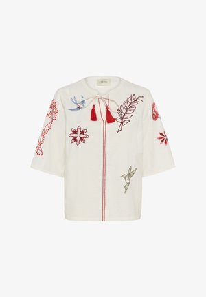 Bluza albă texturată cu ciucuri roșii, având flori roșii brodate, păsări albastre și măslinii, și motive cu frunze roșii pe mâneci și în față.