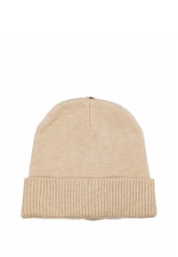 Beanie lavorato a maglia beige con risvolto a coste, caratterizzato da una texture morbida e una corona arrotondata, cuciture minime e un piccolo dettaglio metallico sulla parte superiore.