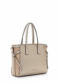 Borsa tote in pelle beige con forma strutturata, superficie testurizzata e pannelli laterali intrecciati a contrasto. Presenta doppi manici e accenti in metallo.