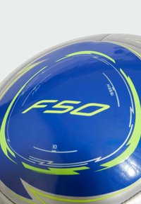 Mėlyna futbolo kamuolys su blizgiu paviršiumi, puikuojantis žaliais spiraliniais raštais ir "F50" logotipu. Textūruotas paviršius geresniam sukibimui.