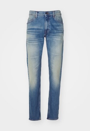 Jeans de mezclilla azul claro con corte recto, que cuentan con un acabado desgastado, cinco bolsillos y un cierre de botón en la cintura.