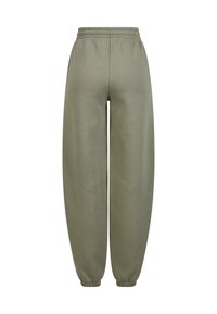 Lys olivengrønne joggebukser laget av mykt stoff med elastisk midje og smalnende mansjetter. Glatt tekstur, minimalistisk design, ingen synlige mønstre.