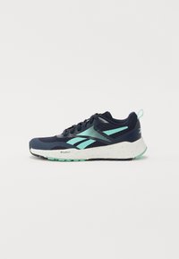 Baskets de sport marine avec une tige en mesh texturé, accents bleu clair, semelle intermédiaire blanche mouchetée et semelle en caoutchouc pour une meilleure adhérence.
