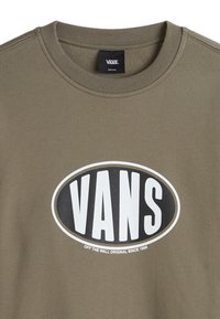 Felpa verde oliva con scollo rotondo, caratterizzata da un grande logo bianco "VANS" su uno sfondo ovale nero e il testo "OFF THE WALL ORIGINAL SINCE 1966".