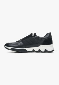 Czarne sneakersy z gładkiej skóry i teksturowanej tkaniny, z trzema bocznymi pasami, białą podeszwą pośrednią i wzorzystą gumową podeszwą.