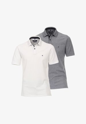 Due polo shirt: uno bianco con colletto e bottoni neri, e uno grigio con un design testurizzato. Entrambi presentano piccoli logo sul petto.