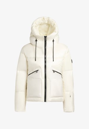 Vit puffjacka med hög krage, blixtlås fram och justerbara dragsnören. Har två fickor med blixtlås och en slät, glänsande yta.