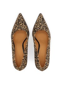 Pantofi cu vârful ascuțit, cu un design din imprimeu leopard, având un material texturat, interior bej și accente subtile negre de-a lungul marginilor.