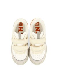 Zapatillas blancas y beige con dobles correas de Velcro, puntera redonda, detalles perforados y una suela gris. Marca visible en las plantillas.