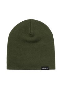 Gorro de punto verde oliva hecho de tela suave, presenta una textura acanalada y una pequeña etiqueta negra con texto blanco en el lateral.