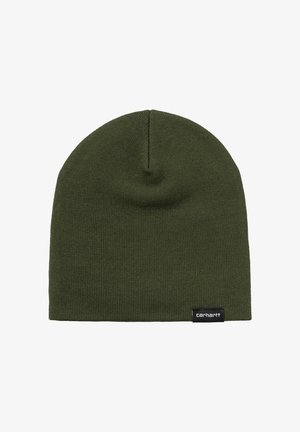 Gorro de punto verde oliva hecho de tela suave, presenta una textura acanalada y una pequeña etiqueta negra con texto blanco en el lateral.
