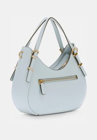 Borsa in pelle azzurro chiaro con forma arrotondata, accessori dorati, manici regolabili e una tasca frontale con zip. Texture liscia.