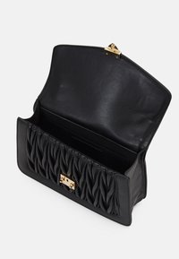 Černá kožená kabelka s řaseným designem, zlatým zapínáním a hladkým vnitřkem. Otevřená, odhalující prázdný prostor.