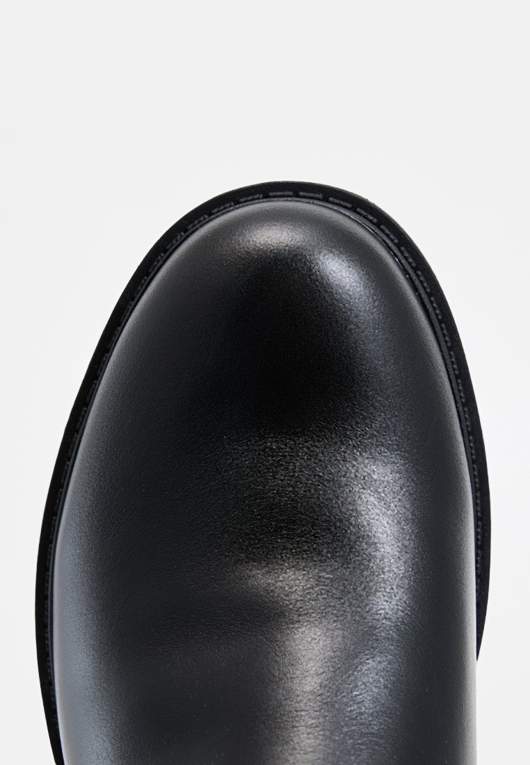 Scarpa in pelle nera con punta arrotondata, finitura liscia, cuciture minime e suola sottile e affusolata. Nessun abbellimento o hardware visibile.