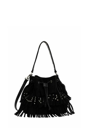 Sac seau en daim noir avec des couches de franges et des clous argentés, doté d'une fermeture à cordon et de deux lanières en cuir noir.