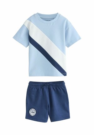 Hellblaues kurzärmeliges Hemd mit weißen und marineblauen diagonalen Streifen, kombiniert mit marineblauen Shorts mit elastischem Bund und rundem Logo-Patch.