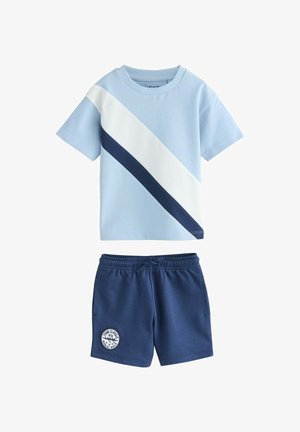 Hellblaues kurzärmeliges Hemd mit weißen und marineblauen diagonalen Streifen, kombiniert mit marineblauen Shorts mit elastischem Bund und rundem Logo-Patch.