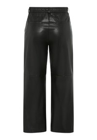 Sorte faux læder bredbenede bukser med elastisk talje, der har baglommer og en glat, skinnende overflade. Enkel, minimalistisk design.