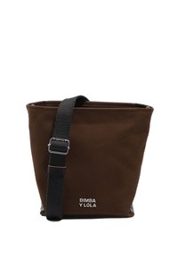 Borsa tote in tela marrone con tracolla nera regolabile. Presenta un design semplice e un logo stampato sul davanti. Forma quadrata e texture morbida.