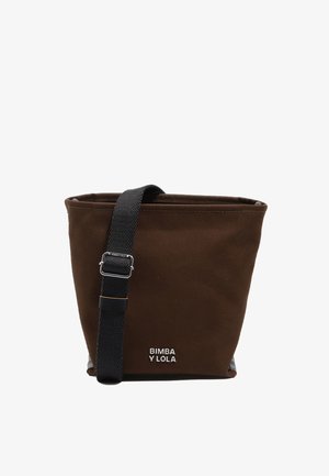 Borsa tote in tela marrone con tracolla nera regolabile. Presenta un design semplice e un logo stampato sul davanti. Forma quadrata e texture morbida.