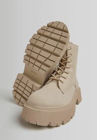 Bershka Botines con cordones - off-white