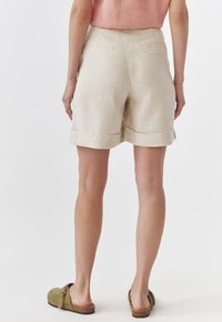 TATUUM ERIO - Rövidnadrágok - beige
