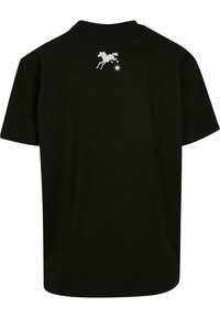 Sort bomulds t-shirt med rund halsudskæring. Har et hvidt heste- og stjernemotiv trykt på den øverste ryg. Korte ærmer, afslappet pasform.
