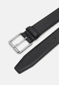 Ceinture en cuir noir texturé avec une boucle rectangulaire argentée, dotée d'une tige et de plusieurs trous d'ajustement le long de la sangle.