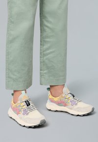 Sneaker multicolori con una combinazione di accenti giallo pastello, rosa e blu. Realizzati in pelle e rete, con suole in gomma testurizzate e lacci.