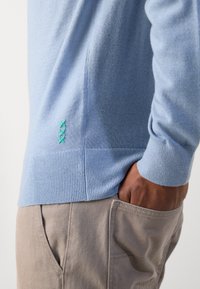 Scotch & Soda SEASONAL CORE DROPPED SHOULDER MOCK NECK - Strikkegenser - faded denim