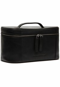 Beauty case in pelle nera con forma rettangolare strutturata, doppia cerniera, manico superiore e branding in rilievo sul fronte.