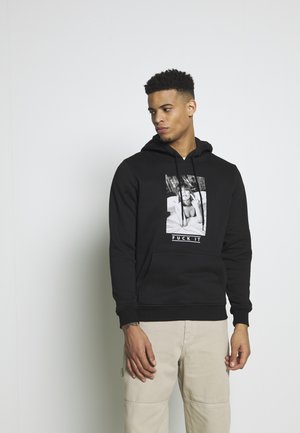 Mister Tee DARK PRAY - Hoodie - black/zwart Mister Tee DARK PRAY - Hoodie - black/zwart