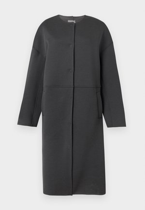 Μακρύ μαύρο παλτό με κουμπιά, στρογγυλή λαιμόκοψη, μακριά μανίκια και πλαϊνές τσέπες, κρεμασμένο σε απλό λευκό φόντο.