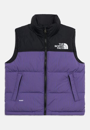 Vestă fără mâneci, cu secțiune inferioară în carouri mov și secțiune superioară neagră, fermoar frontal, buzunare laterale și logo alb „The North Face”.