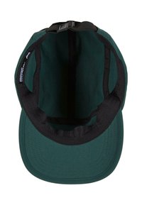 Tumši zaļa cepure ar melnu iekšējo oderi, ar plakanu vizieri un regulējamu siksnu. Gluda auduma ar rūpīgiem šuvuma detaļām.