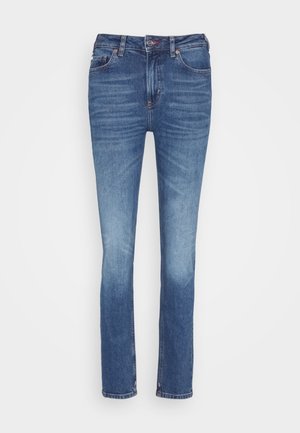 Jeans in denim blu con vestibilità dritta, caratterizzati da cinque tasche, una chiusura frontale con bottone e dettagli sbiaditi sulle cosce.