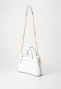 Borsa a tracolla bianca trapuntata con manici doppi, tracolla a catena, dettagli in oro e zip. Texture liscia con profili neri a contrasto.