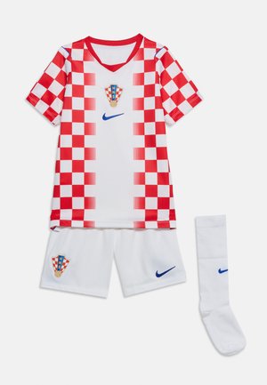Hrvatski nogometni dres s crveno-bijelom karirastom kratkom majicom, bijelim gaćama i bijelim čarapama, s HNS i plavim Nike logotipima.