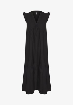 Czarna sukienka wykonana z lekkiego materiału, z dekoltem w kształcie litery V, falbaniastymi rękawami i marszczonym, warstwowym dołem dla luźnego fasonu.