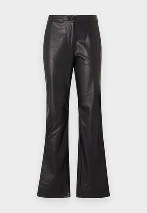 Fekete bőr, trapéz fazonú nadrág sima textúrával, elől cipzárral és gombos záródással. A dizájn a csípőnél testhezálló, az alján pedig szélesedik.