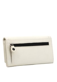 Portafoglio in pelle crema con una tasca con zip nera, forma rettangolare, dettagli cuciti e una superficie liscia. Presenta una chiusura sicura.